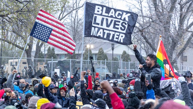 Daunte Wright shooting protests: Crowd gathers for fourth
night outside Brooklyn Center police headquarters 1