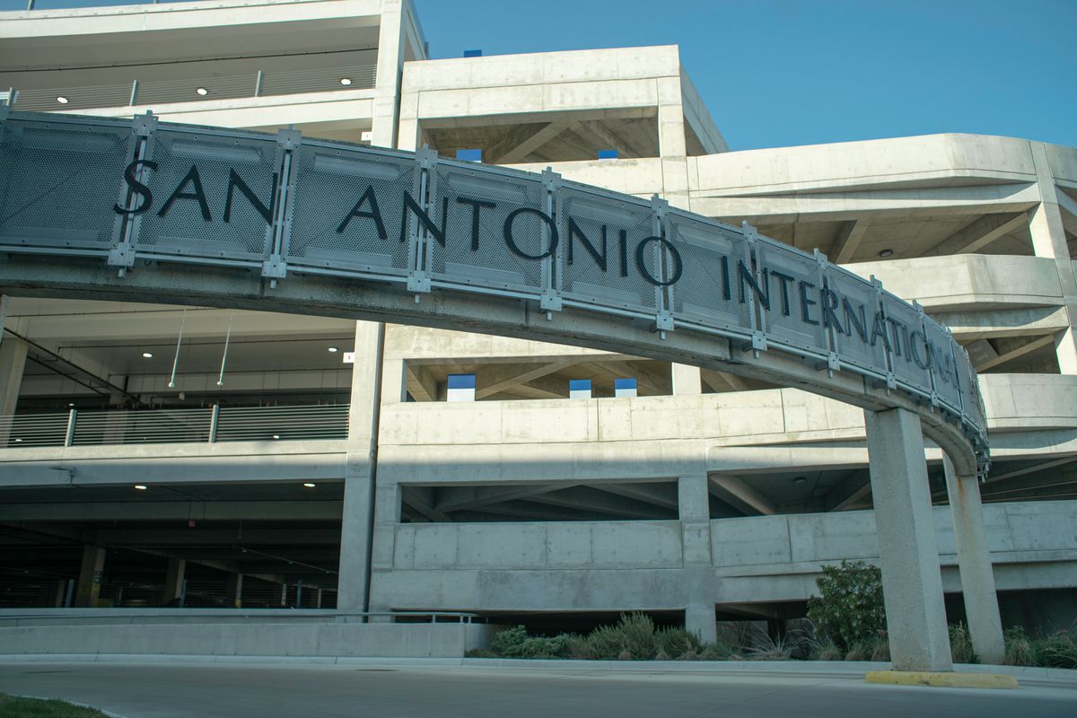 Man killed by police after opening fire outside San Antonio
airport 1
