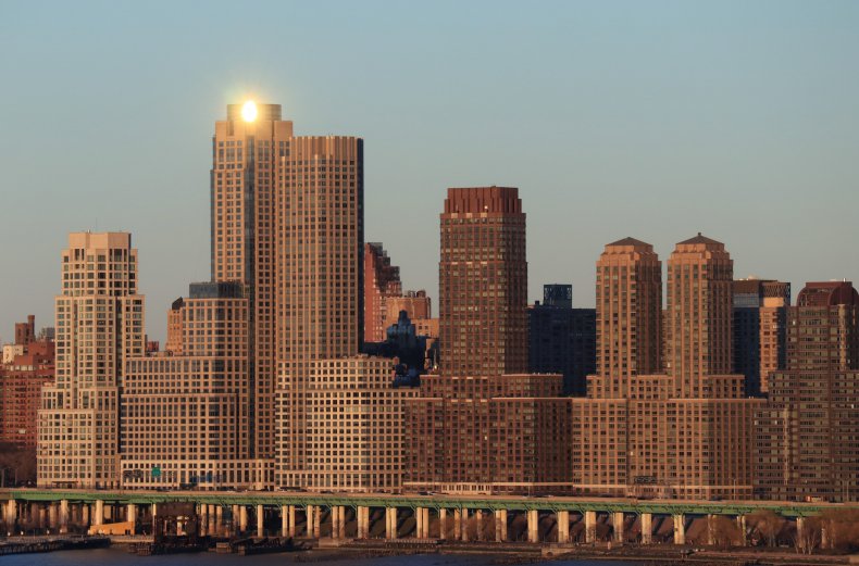 New York Apartment Costing $2.5k a Month Mocked As You Can't
Open the Oven 1