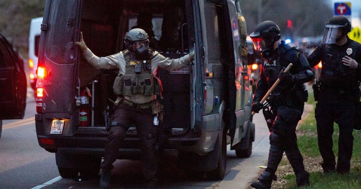 Minneapolis Council Demands Police Stop Using Certain Riot
Control Tools 1