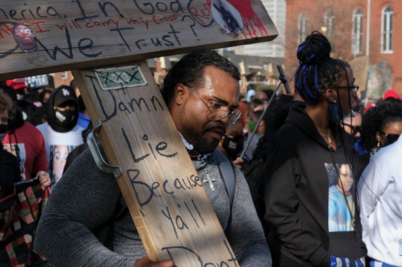 Louisville Officer Punches Black Protester Several Times in
Arrest Seen on Video 1