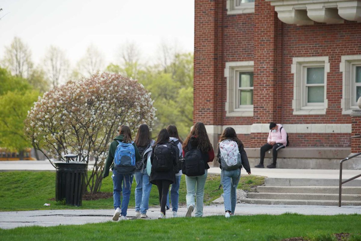 Some Chicago high school students head back to their
classrooms 1