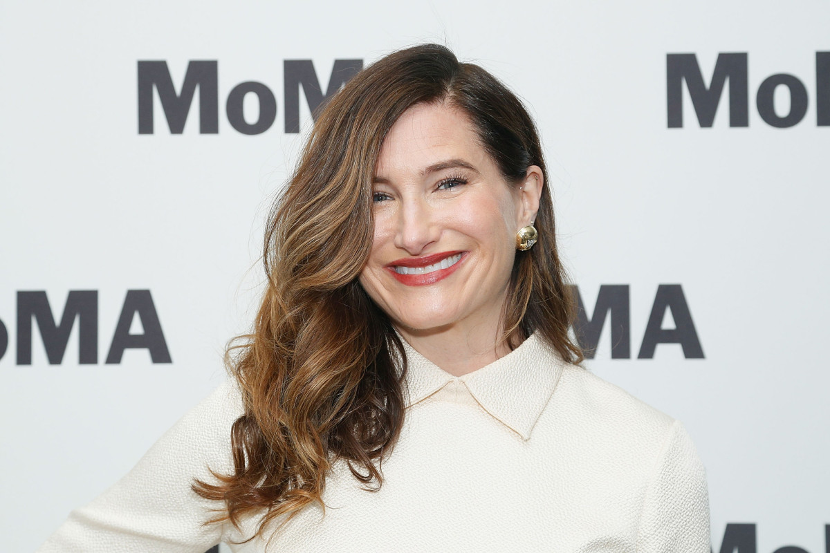 Kathryn Hahn opens up about acne struggles and saying no to
makeup 1