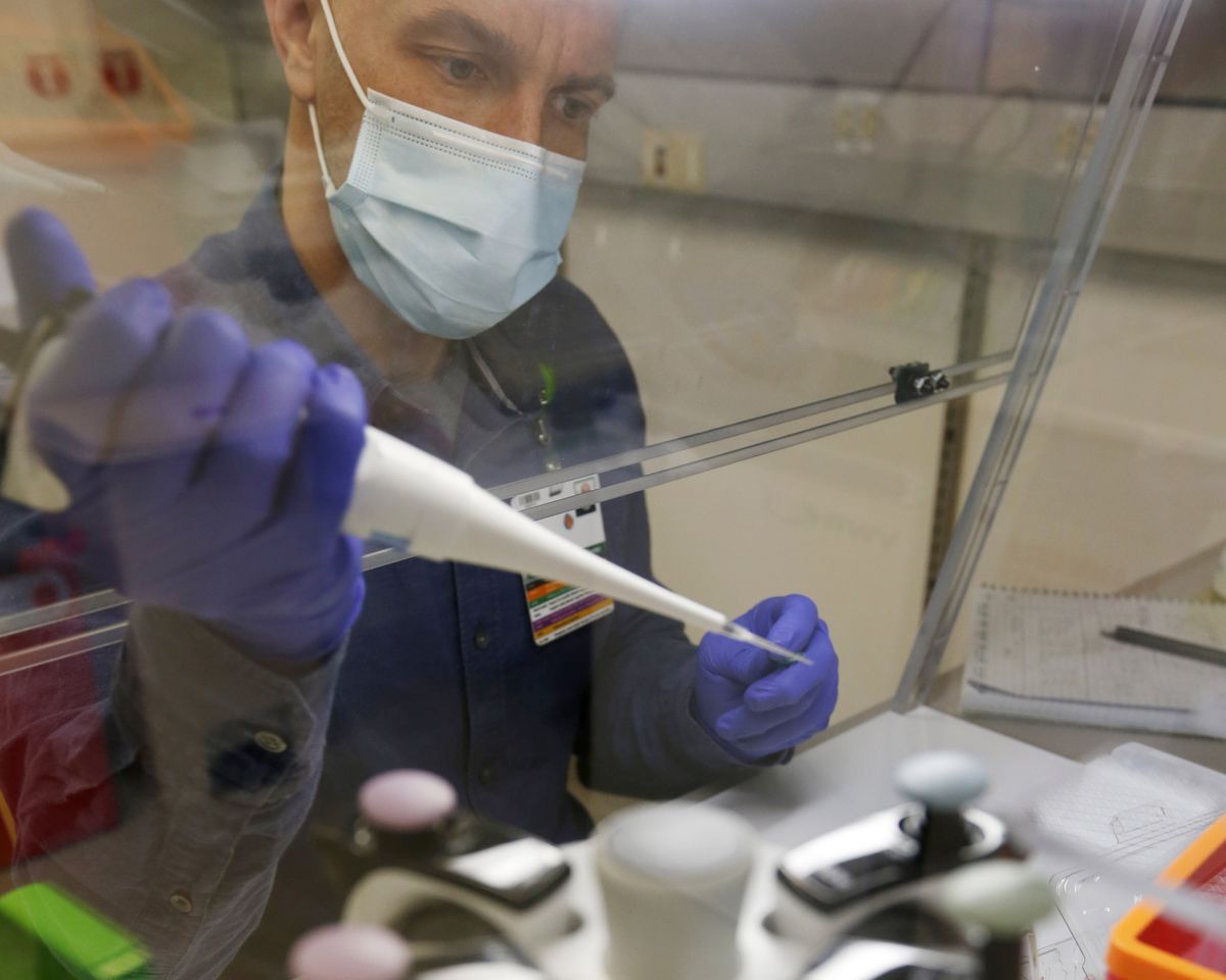 Inside Rush’s new advanced molecular lab, where scientists
are tracking and tracing COVID-19 variants 1