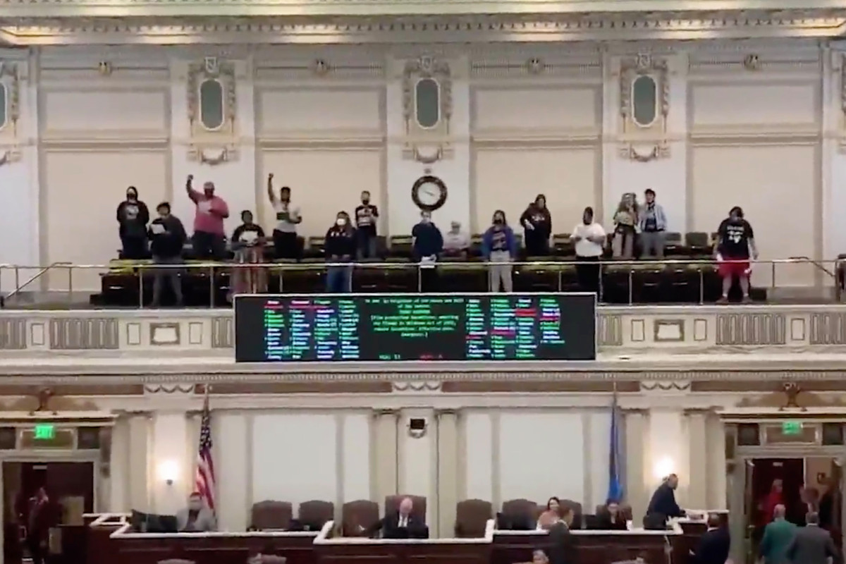 Protesters removed from Oklahoma House — after opposing
bills that target protests 1