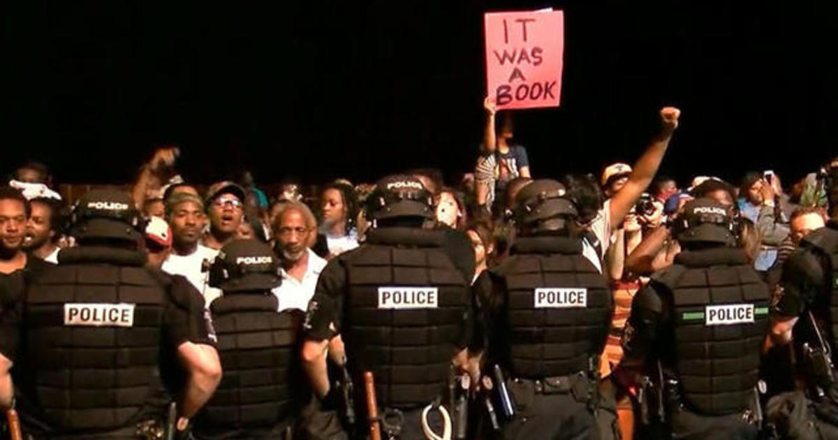 Officers hurt in protests over Charlotte police
shooting 1
