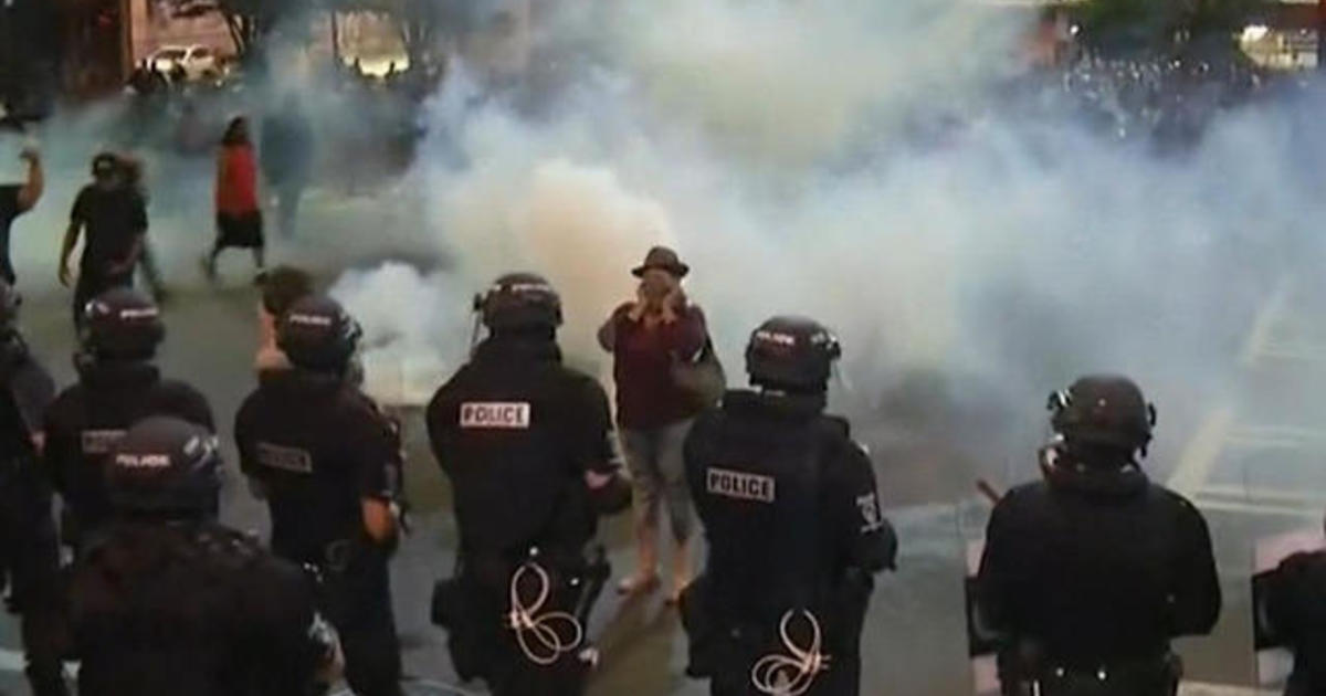 Protesters taunt police, damage downtown Charlotte 1