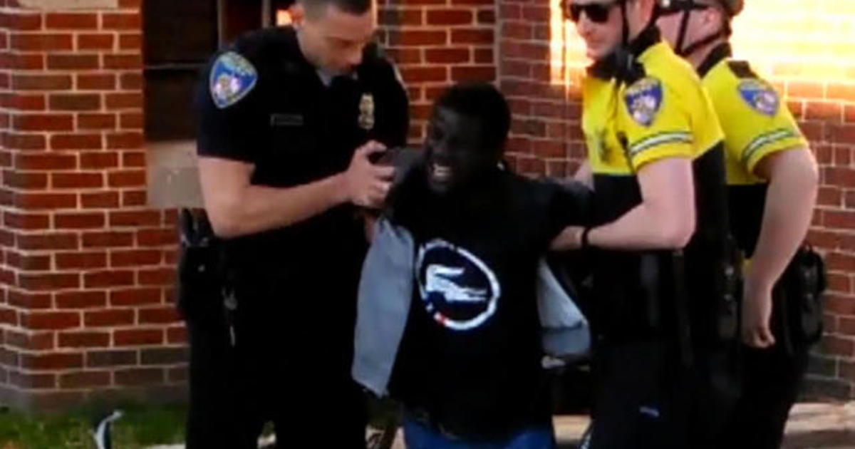 Baltimore man's death in police custody sparks protests and
investigation 1