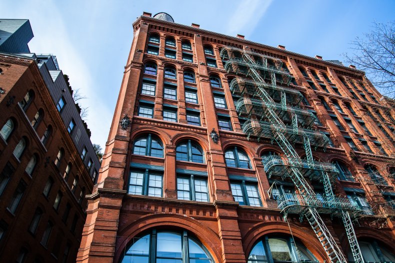 New Yorker Shares Bonkers Apartment Layout Where You Can't
Open the Oven 1