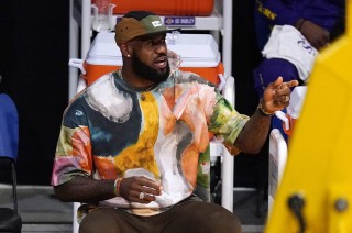 A Black LAPD officer wants LeBron James to listen to his
view of policing and race 1