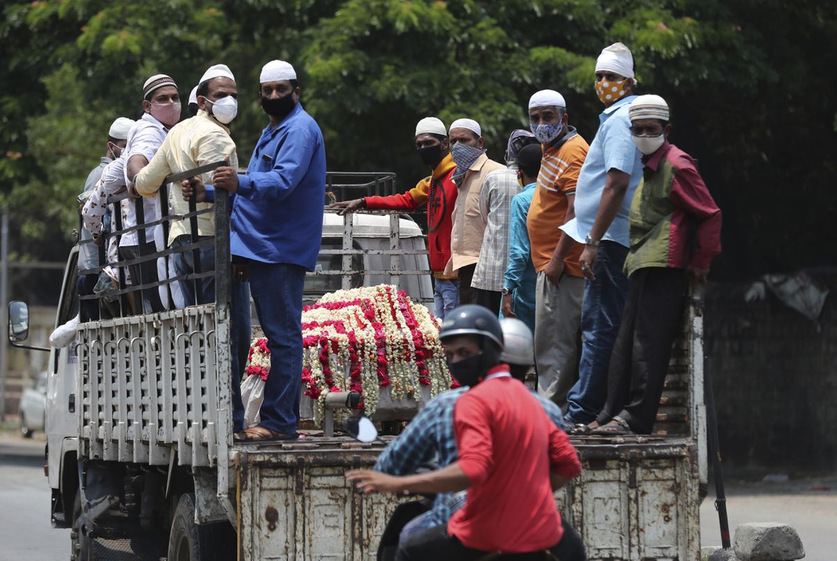 India tops 200,000 dead as COVID-19 surge breaks health
system 1