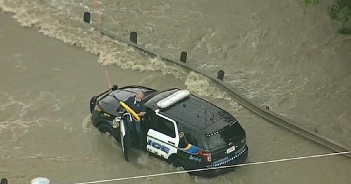 Rescuers pluck police officer from Texas floodwaters 1