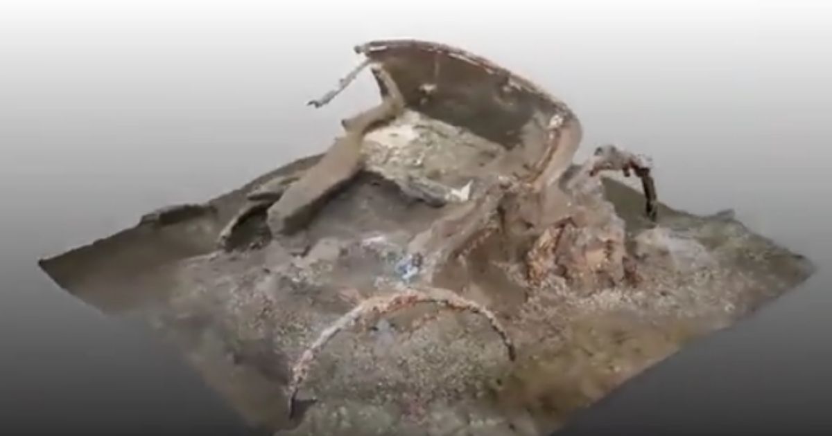 Archaeologists Uncover Ceremonial Chariot near
Pompeii 1