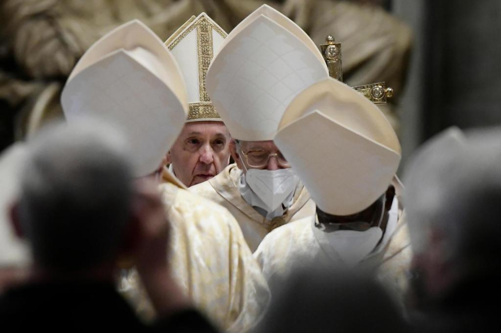 Singing hymns through masks, Christians mark pandemic
Easter 1