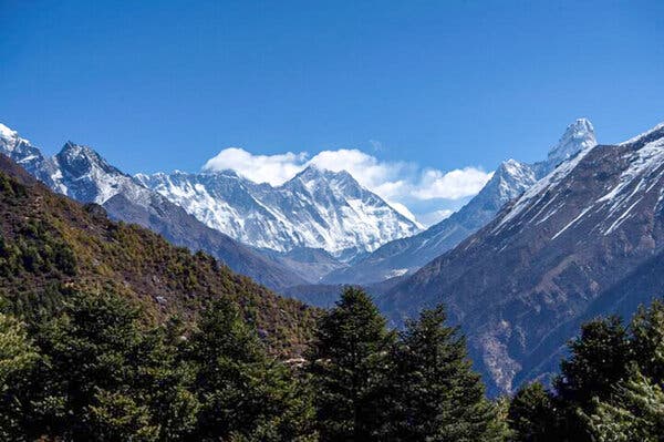 Climbers Return to Mt. Everest Despite Covid-19 1