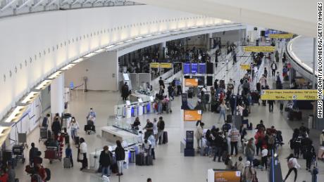 Delta temporarily opens middle seats in response to flight
cancelations 1