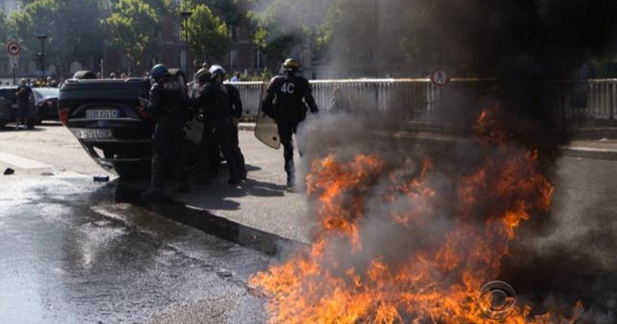 Taxi drivers protest in France over Uber 1