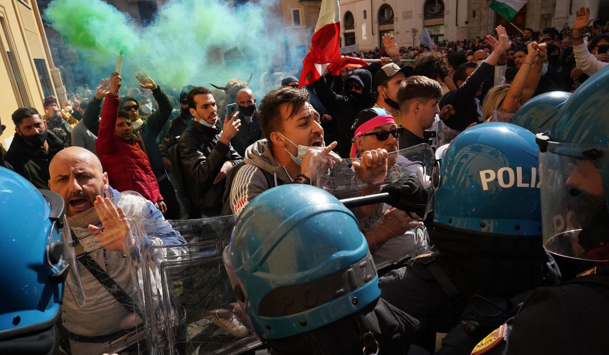 Restaurant owners clash with police in Rome lockdown
protest 1