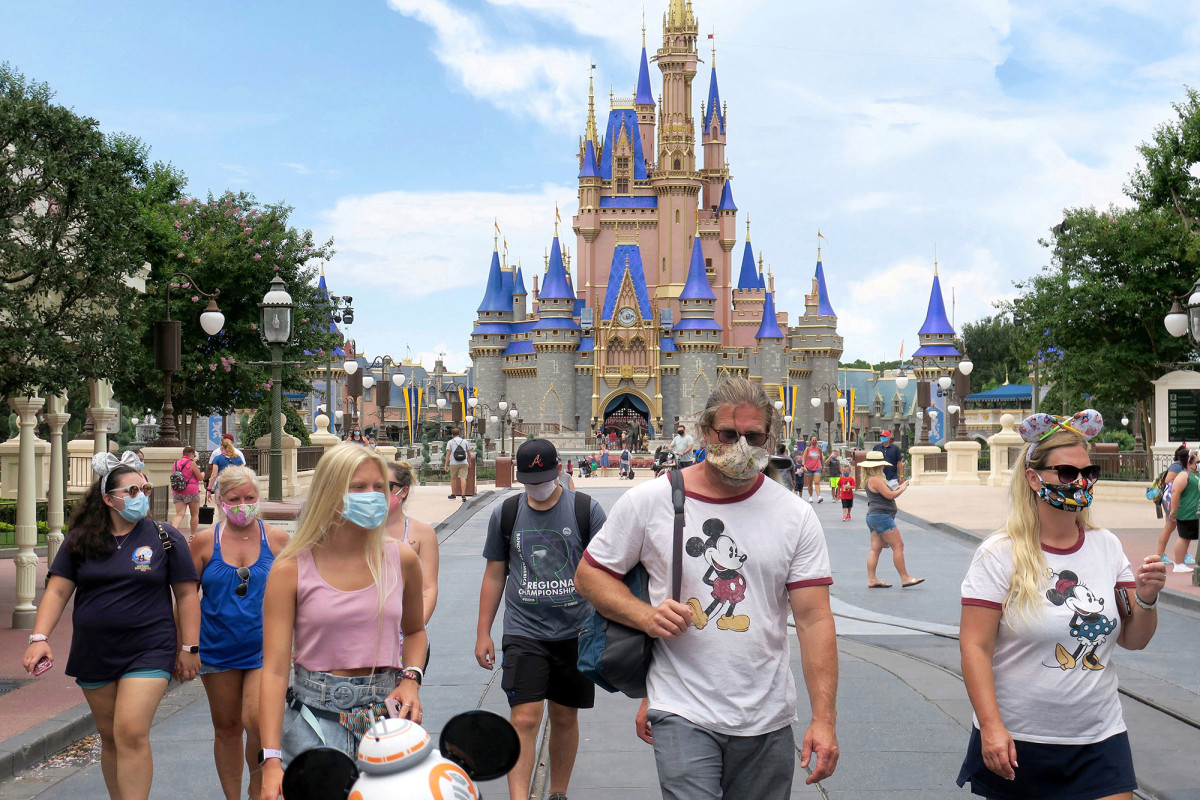 Disney World to allow guests to take off masks for
photos 1