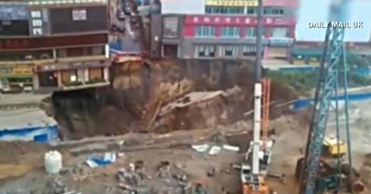Caught on camera: Huge sinkhole opens 1