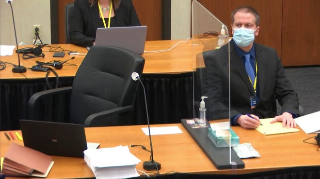 Derek Chauvin trial live: Questioning returns to focus on
George Floyd's drug use 1