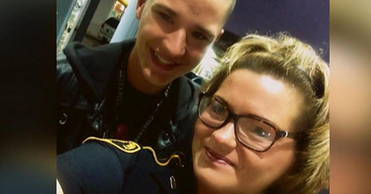 Teen's selfie with police officer goes viral 1