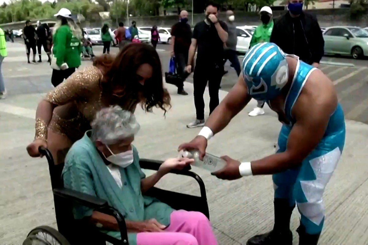 Mexican wrestlers help elderly get COVID-19 vaccines 1