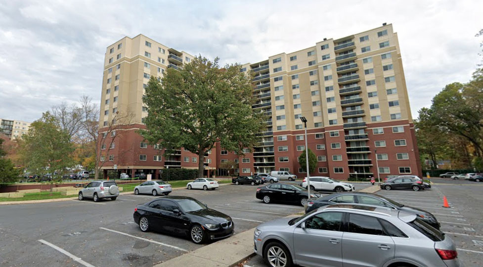 Two fleeing possible break-in are killed by off-duty
Pentagon officer 1