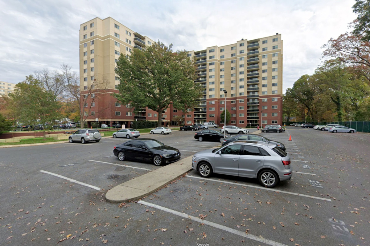 Off-duty Pentagon police officer fatally shoots two men he
thought were breaking into car 1