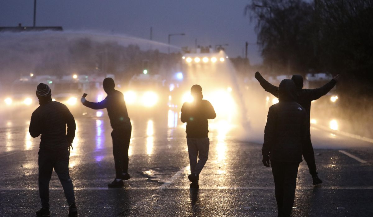 Rioters ignore pleas for calm as violence flares in
Belfast 1