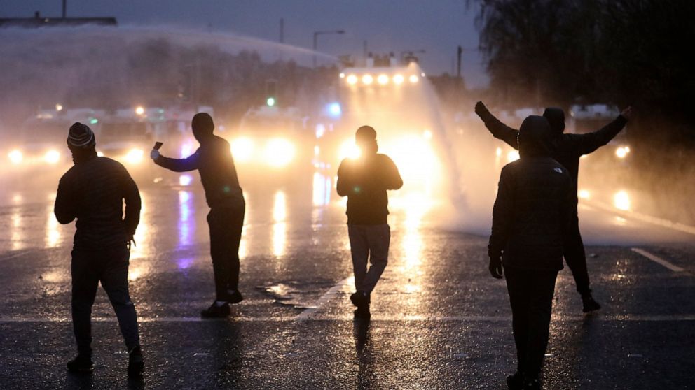 Rioters ignore pleas for calm as violence flares in
Belfast 1