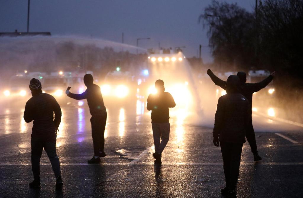 Rioters ignore pleas for calm as violence flares in
Belfast 1