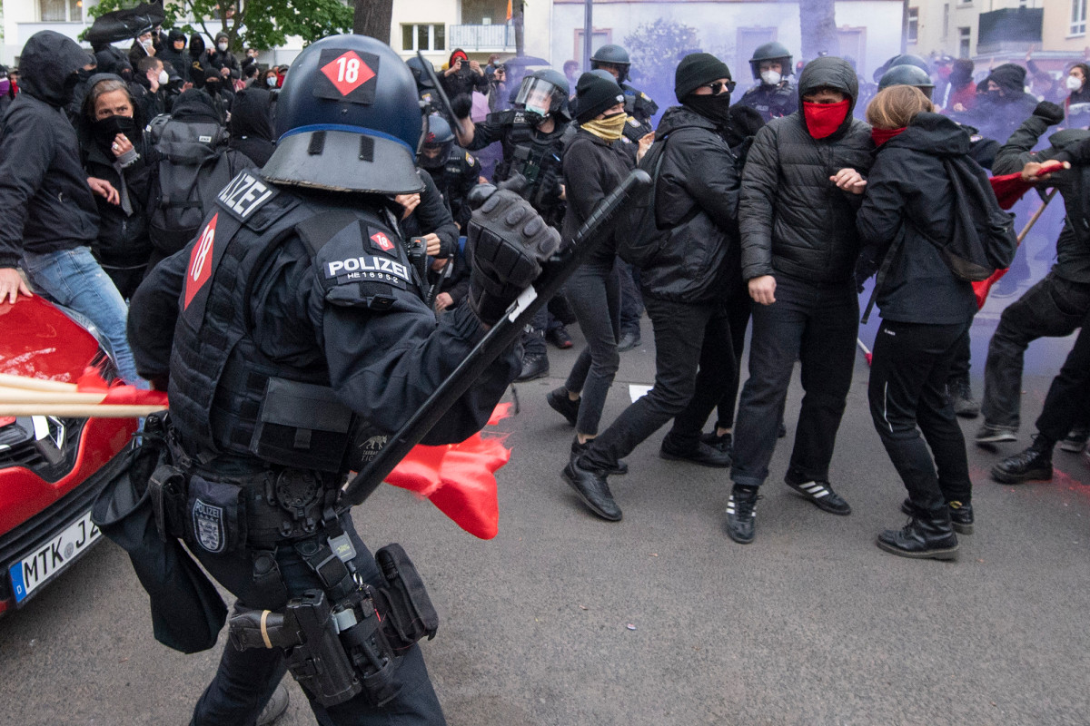 Over 50 officers injured, 250 people detained in Berlin May
Day riots 1