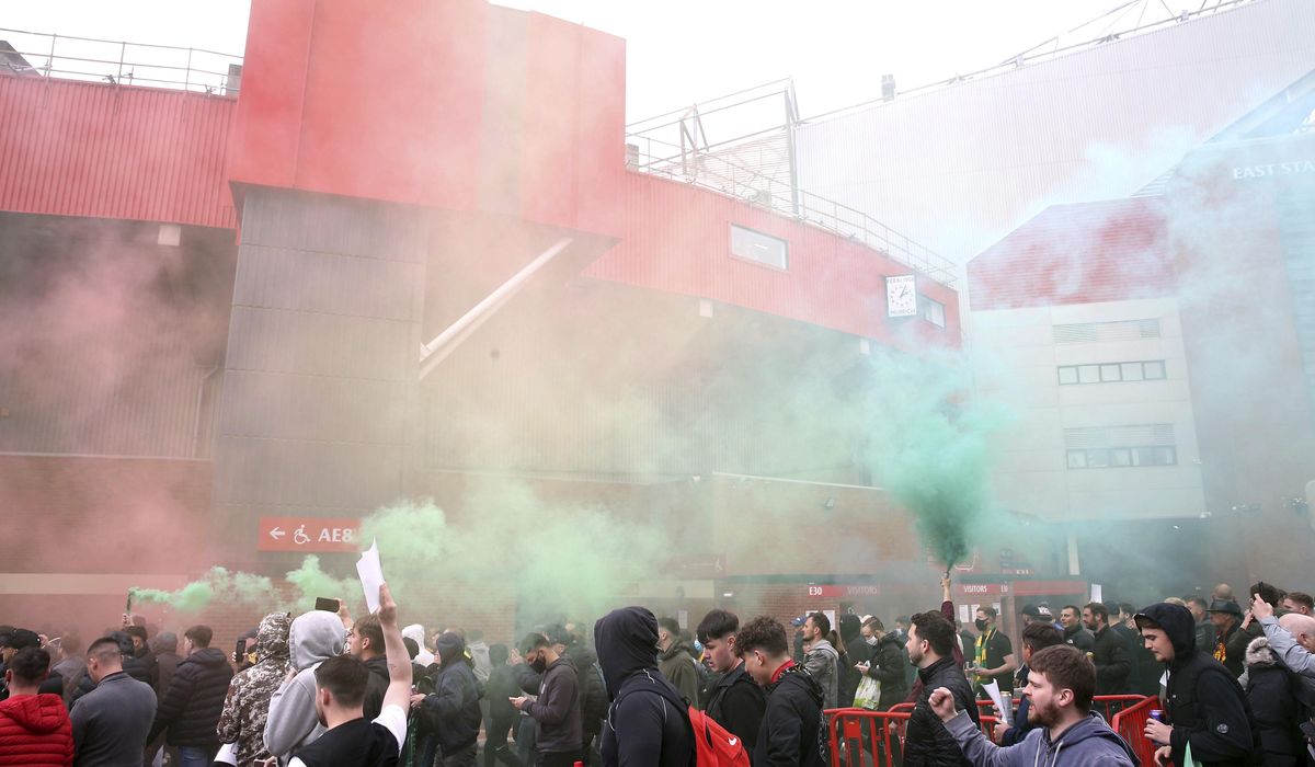 United fans storm Old Trafford pitch in anti-Glazer
protest 1