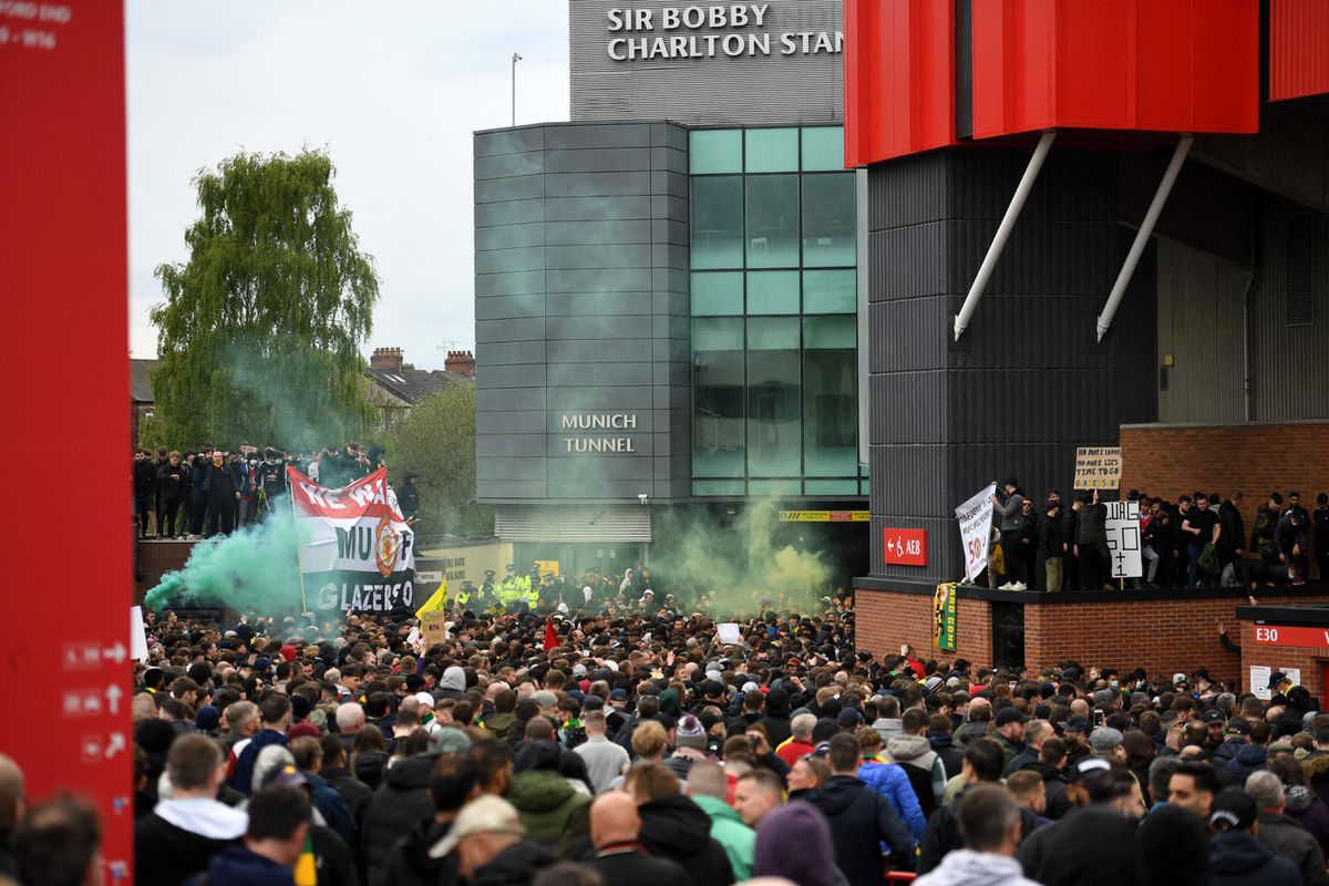 Manchester United-Liverpool soccer match delayed by fans
protesting on field 1 Manchester United-Liverpool soccer match delayed by fans
protesting on field 1