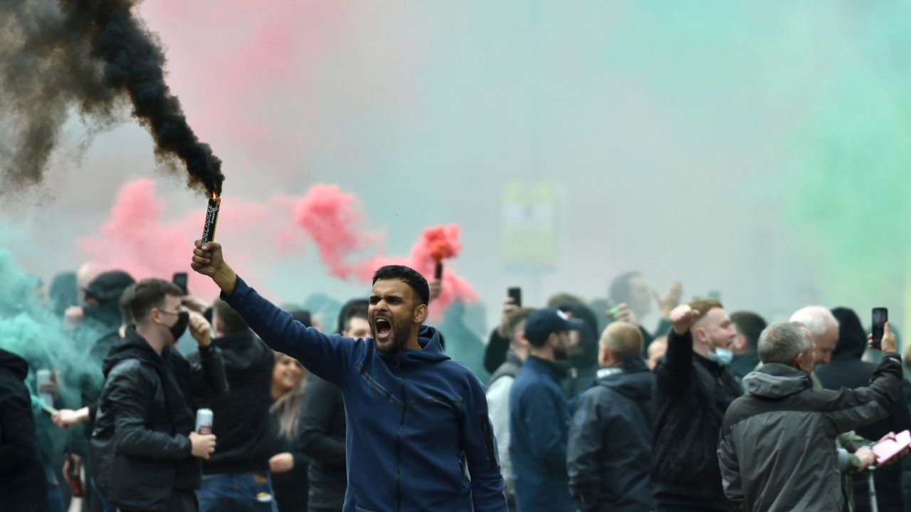 Man United's game off after fans storm stadium in
protest 1