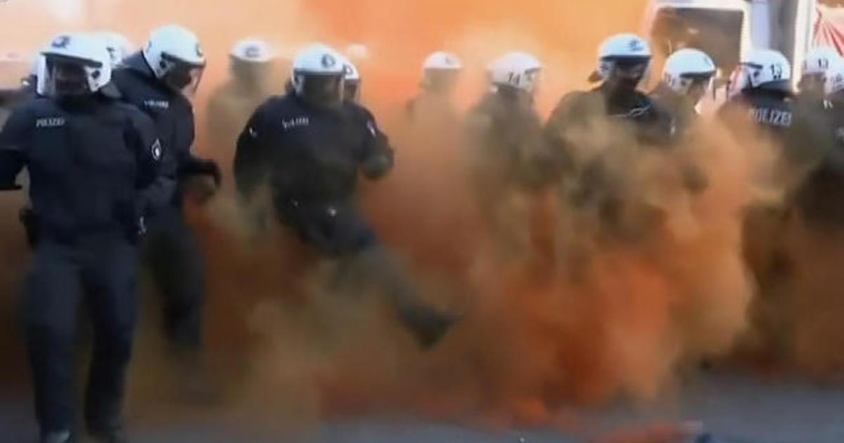 Protesters clash with police near G20 summit 1