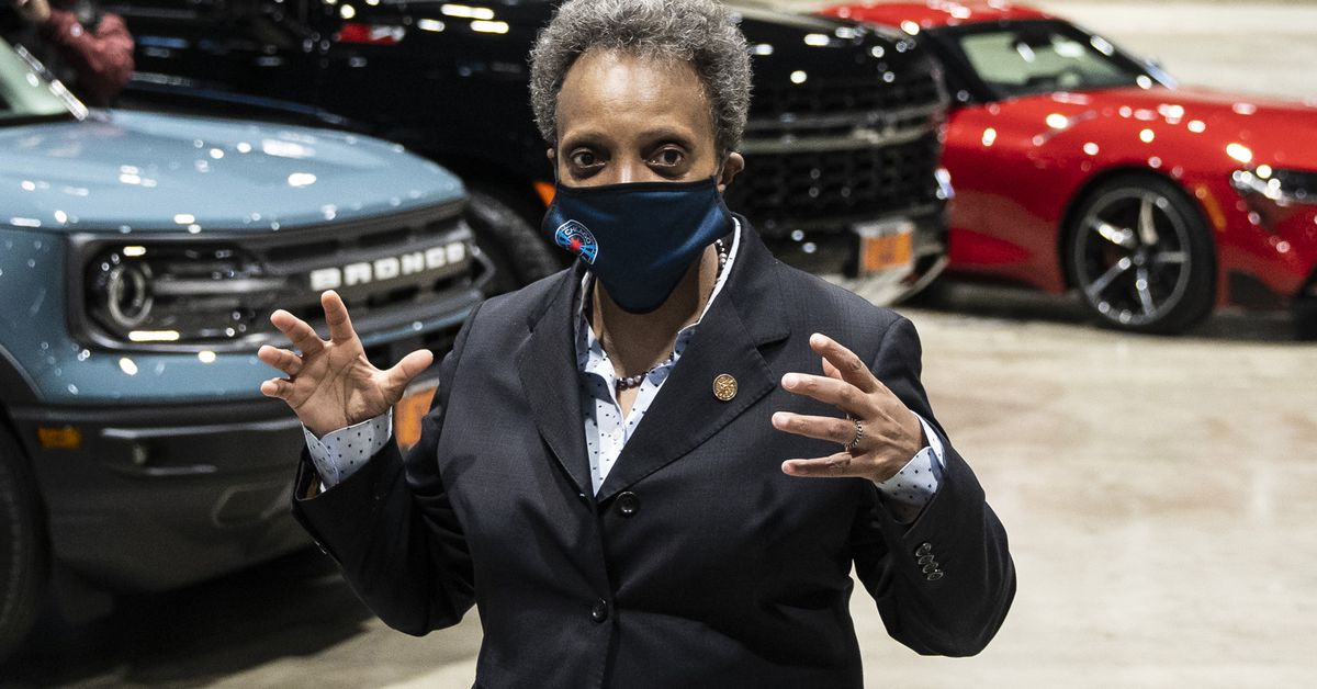 Lightfoot plans to keep wearing mask despite CDC
guidance 1