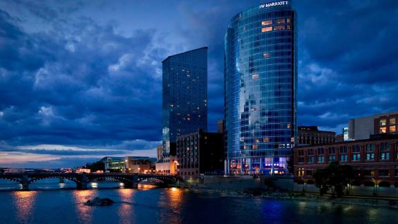 Marriott Boundless credit card: Earn 100k bonus points and a
free night 1
