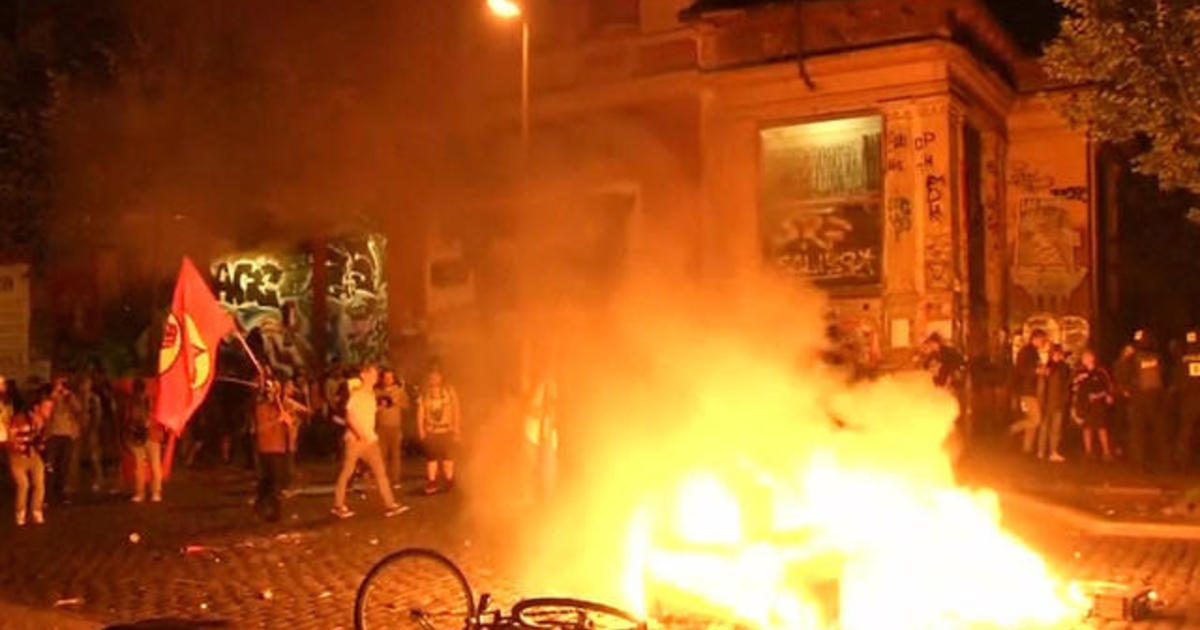 Mayhem as German police battle protesters outside G20
summit 1
