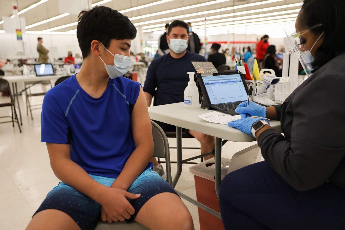 New coronavirus cases, deaths in Illinois dip to lowest
levels in many weeks 1 New coronavirus cases, deaths in Illinois dip to lowest
levels in many weeks 1