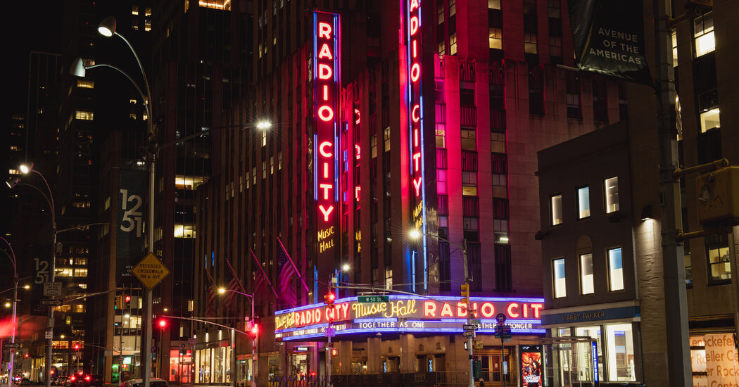 Radio City Music Hall to Reopen to Maskless, Vaccinated Full
Houses 1