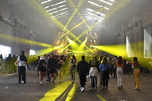 Maskless and Sweaty: Clubbing Returns to Britain for a
Weekend 1