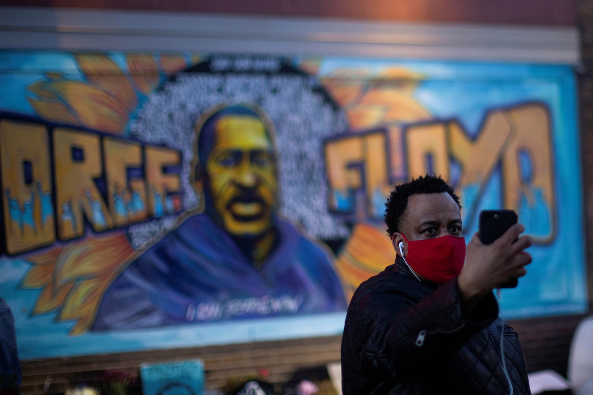 Ax-wielding vandal attacks Minneapolis George Floyd
memorial 1