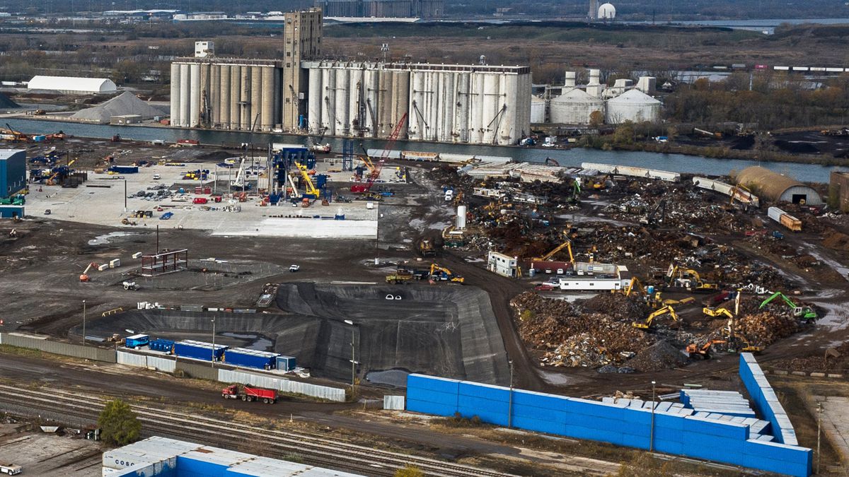 Scrap shredder sues Chicago for reneging on deal to
fast-track opening on the heavily polluted Southeast Side 1 Scrap shredder sues Chicago for reneging on deal to
fast-track opening on the heavily polluted Southeast Side 1