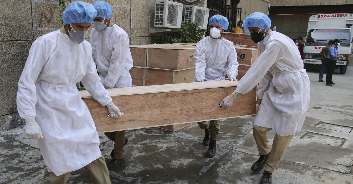 India sets global record for daily coronavirus
deaths 1