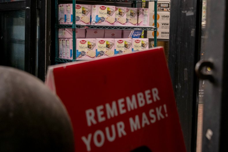Retail Workers' Union Urges Stores to Require Masks as
Largest Grocery Chain Lifts Mandate 1 Retail Workers' Union Urges Stores to Require Masks as
Largest Grocery Chain Lifts Mandate 1