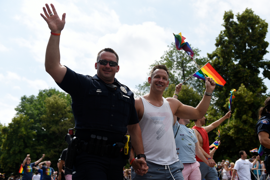 Aurora Pride will welcome all, including police officers in
2021 event 1