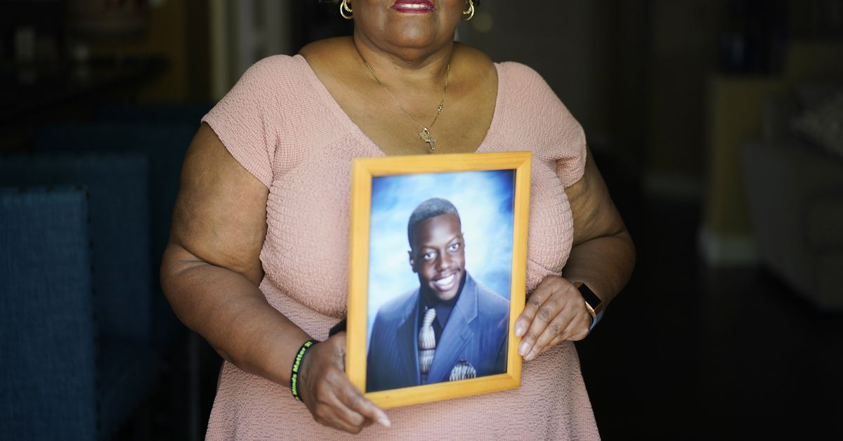 Justice delayed? In wealthy California town, officer kills
2 1