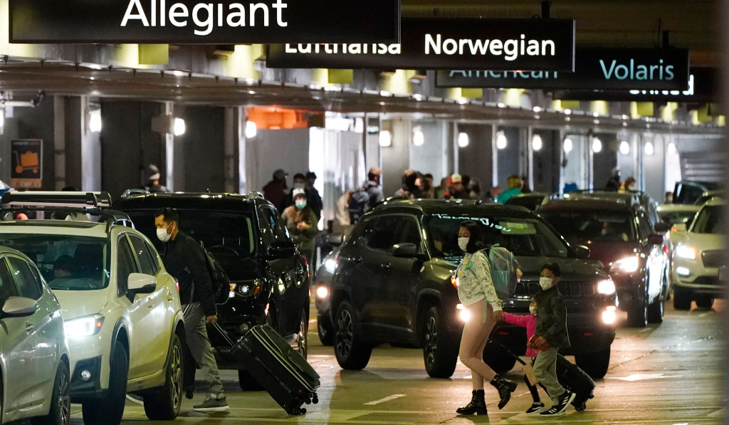 DIA to reopen economy lot as passenger traffic
rebounds 1